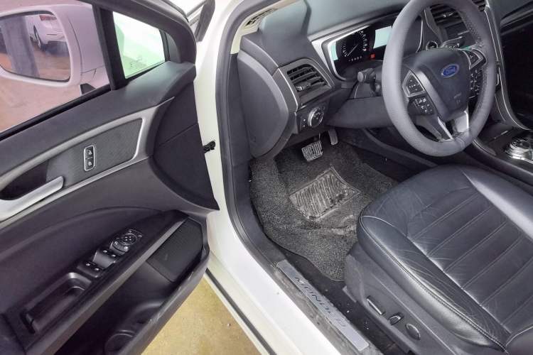 Used Ford Mondeo 2017 EcoBoost 180 Luxury Model Driver Seat