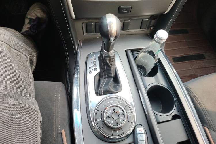 Used Nissan Patrol 2017 4.0L Parallel Import Gear Lever