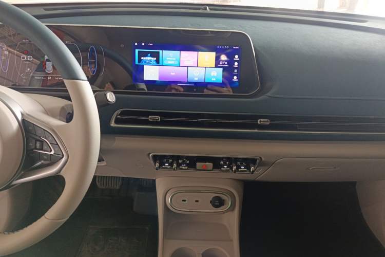 Used ORA Good Cat 2023 401 km Standard Range Luxury Version Lithium Iron Phosphate