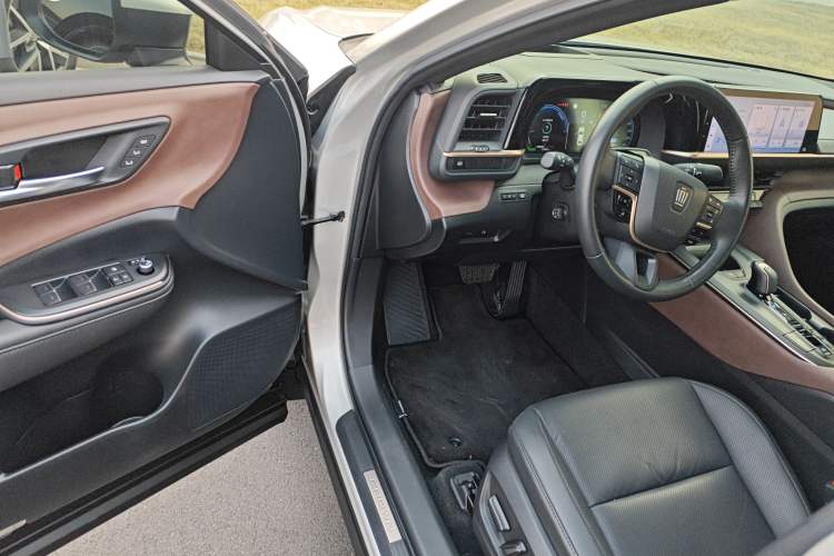 Used Toyota Crown 2023 2.5L SportCross HEV Two-Wheel Drive Prestige Edition Driver Seat