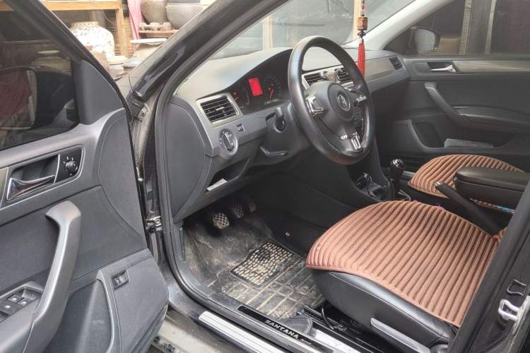 Used Volkswagen Santana 2015 1.6L Manual Comfort Edition
