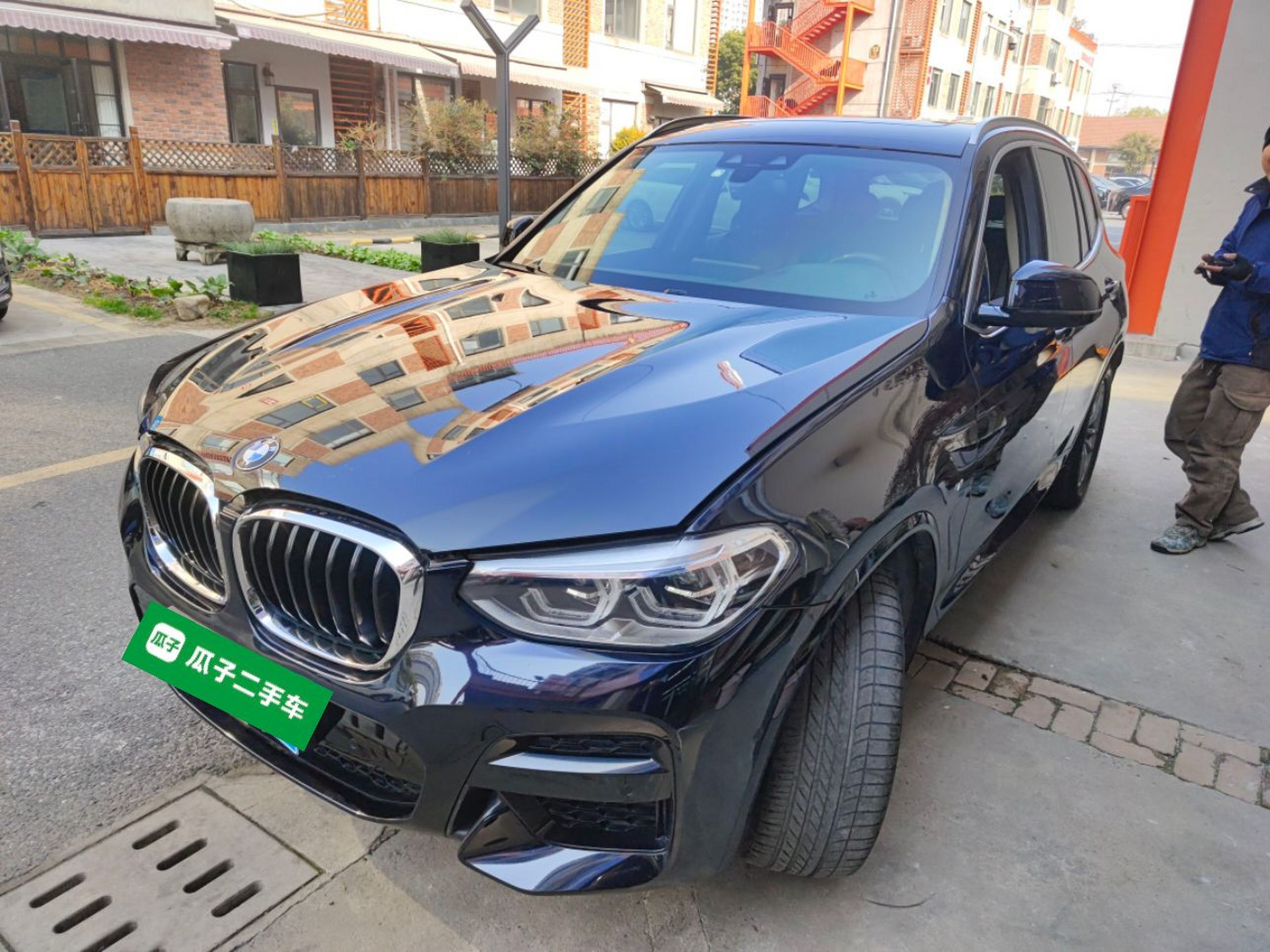 Под передней частью автомобиля