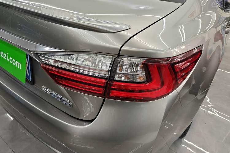 Used Lexus ES 2015 300h Comfort Edition
