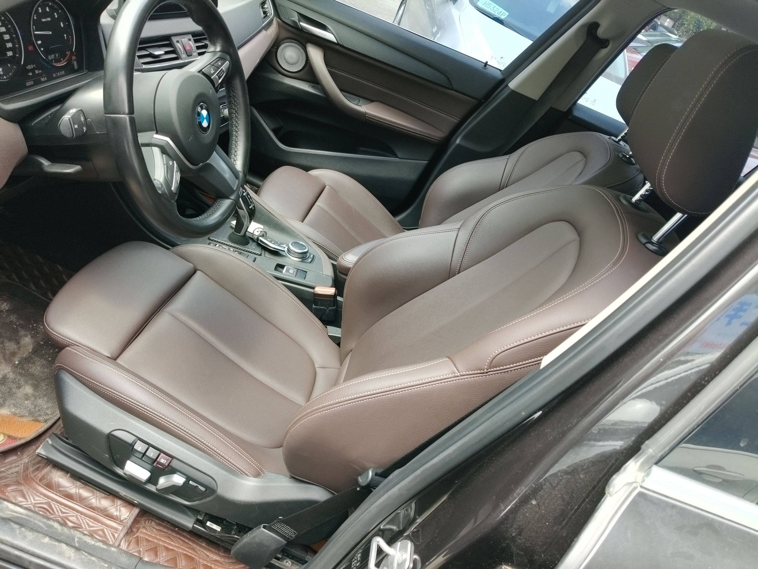 المقاعد الأمامية داخل السيارة