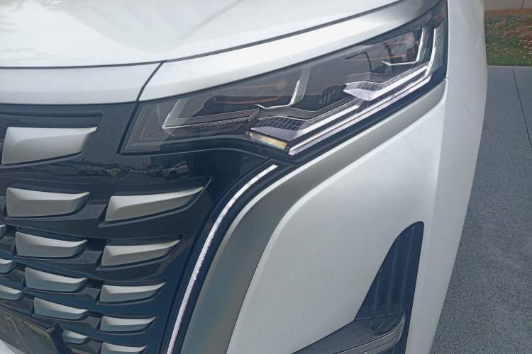 Used Denza D9 2022 DM-i 970 Four-Wheel Drive Flagship Model Left Front Headlight