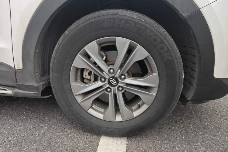 Used Hyundai Santa Fe 2013 2.4L Automatic Two-Wheel Drive Smart Version Right Front Wheel Hub