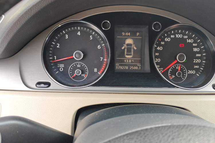 Used Volkswagen Magotan 2012 1.8TSI Luxury Model Odometer Close Up