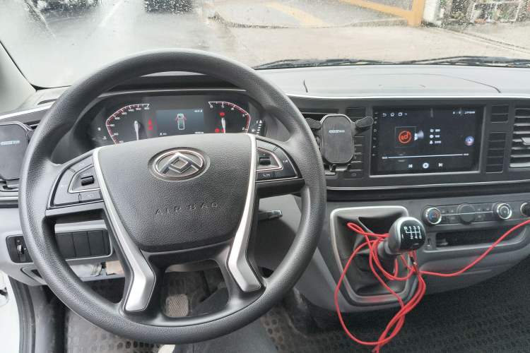 Used SAIC MAXUS Xintu V80 2025 PRO Aoyuntong 2.0T Manual Long Wheelbase Mid-Height 6/7/8/9-Seater Center Console