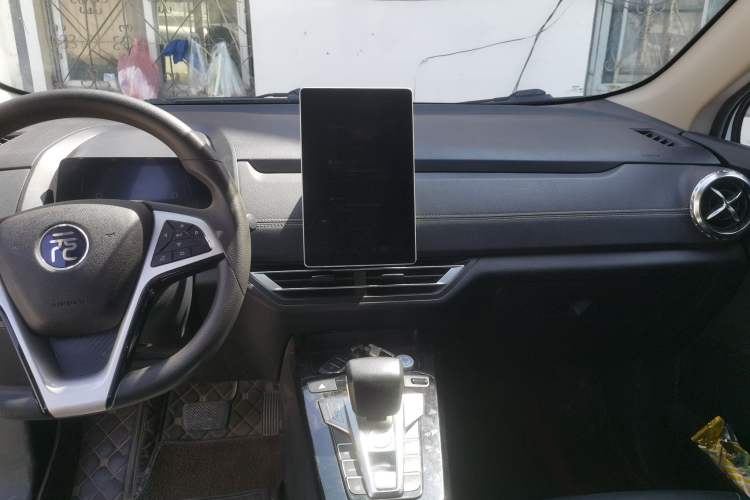 Used BYD Yuan New Energy 2019 EV535 Smart Connect Trendsetting Model Audio And AC Panel