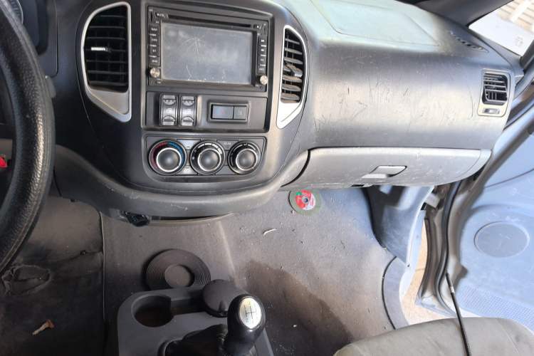 Used FORTHING Lingzhi 2014 V3 1.5L 7-Seater Comfort Model Audio And AC Panel