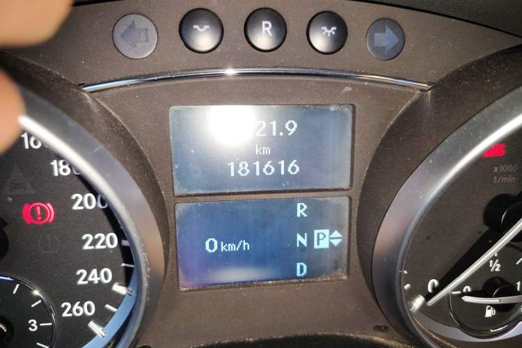 Used Mercedes-Benz R-Class 2015 R 320 4MATIC Luxury Model Odometer Close Up