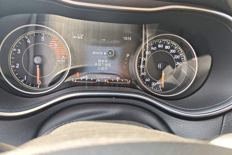 Used Jeep Cherokee 2019 2.0T Four-Wheel Drive Exclusive Edition China VI Emission Standard Odometer Close Up