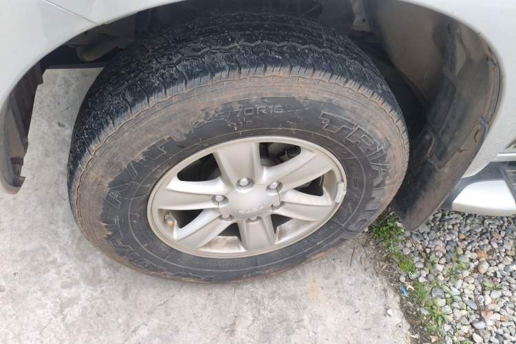 Used Isuzu D-MAX 2015 2.5T Two-Wheel Drive Automatic High-Performance Elite Version 4JK1 Exterior 4