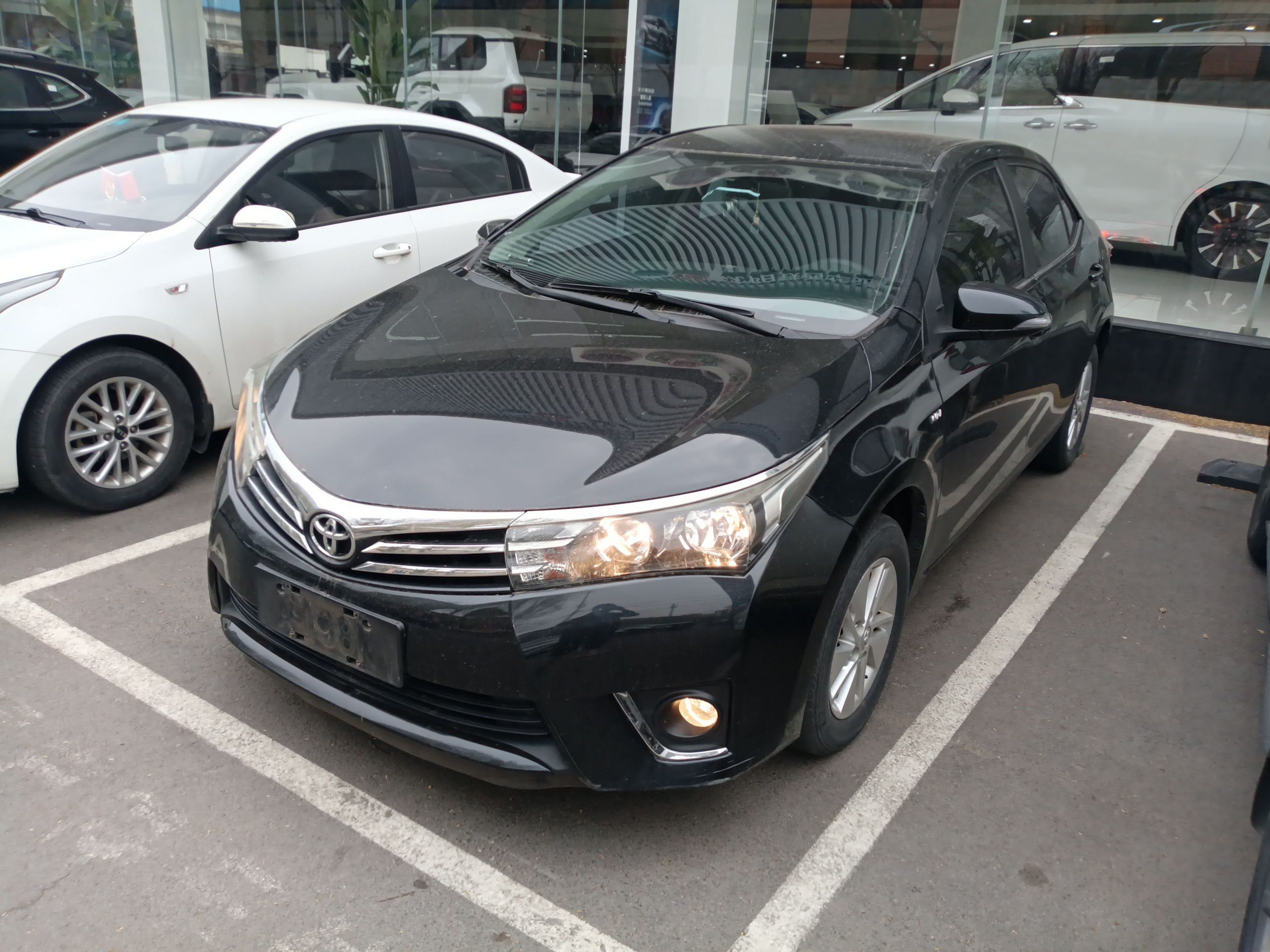 Под передней частью автомобиля