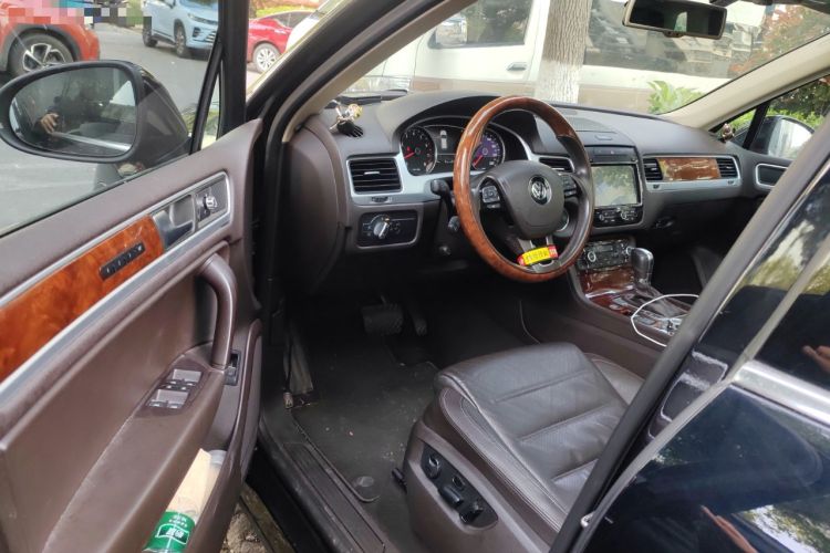 Used Volkswagen Touareg 2011 3.0 TSI High-End Version Driver Seat