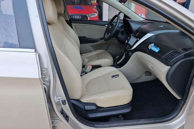 Used Hyundai Verna (older generation) 2014 1.4L Automatic Leading-Edge GLX Right Front Seat