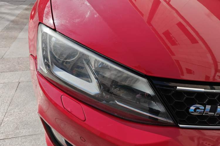 Used Volkswagen Sagitar 2013 2.0 TSI GLI Right Front Headlight