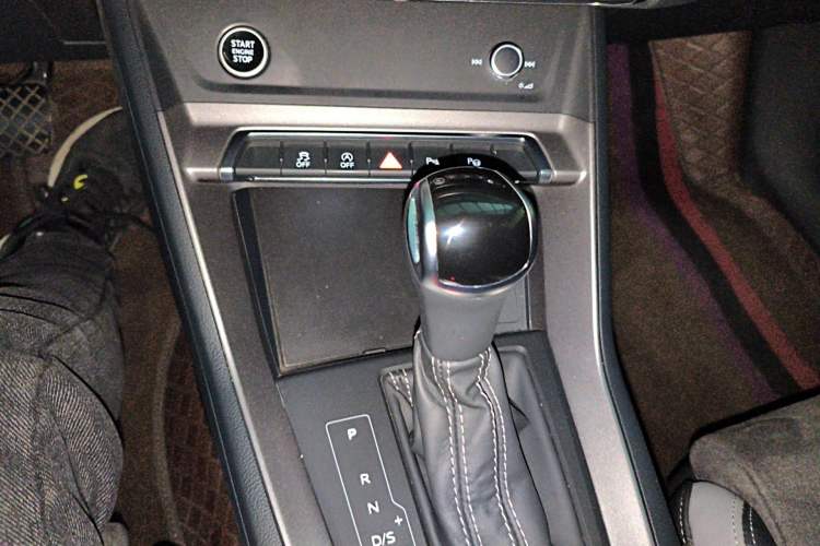 Used Audi Q3 2023 35 TFSI Fashion Dynamic Model (1.5T) Gear Lever