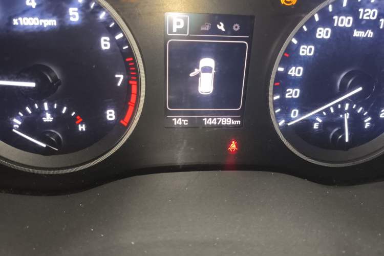 Used Hyundai Tucson 2015 1.6T Dual-Clutch Two-Wheel-Drive Smart Model Odometer Close Up