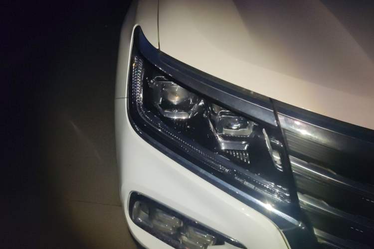 Used Roewe RX8 2018 30T Smart Connectivity Two-Wheel Drive Flagship Edition