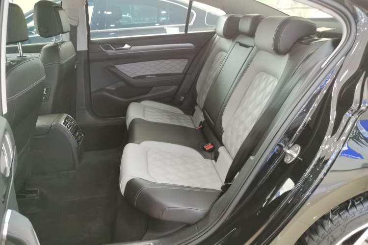 Used Volkswagen Magotan 2023 2 Million Units Limited Edition 330TSI DSG Leading Version
