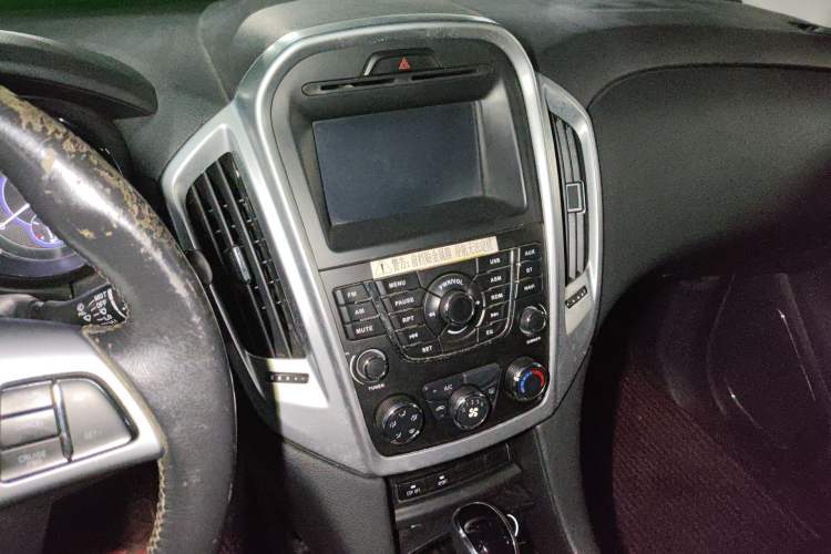 Used JMC Yusheng S350 2013 2.4T Automatic 2WD Diesel Ultra-Luxury 5-Seater Audio And AC Panel