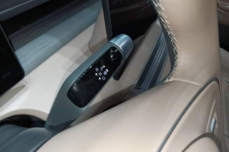 Used XPeng X9 2025 740 Ultra-Long Range Max Gear Lever