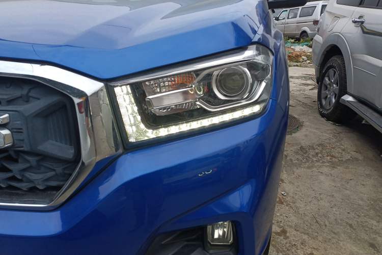 Used SAIC MAXUS T70 2021 2.0T Diesel Automatic Two-Wheel Drive Elite Version with Long Bed and High Ground Clearance