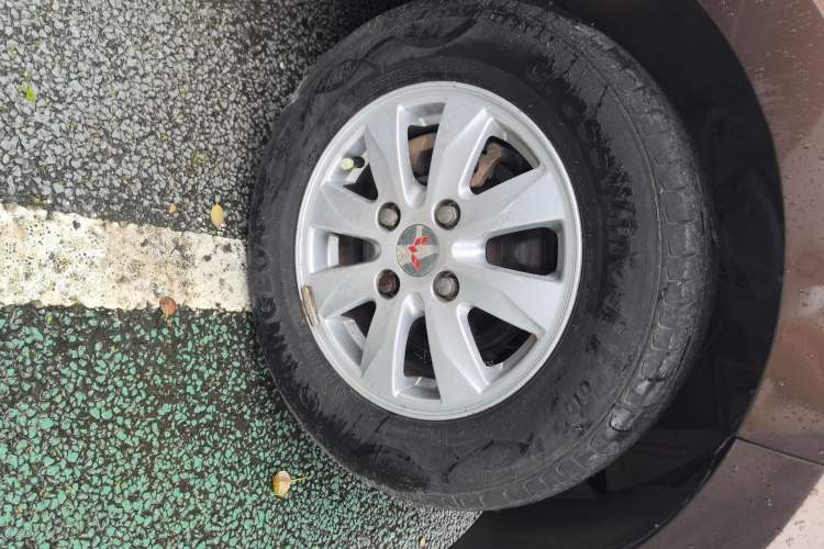 Used Wuling Hongguang 2014 1.5L S Comfort Model Left Front Wheel Hub