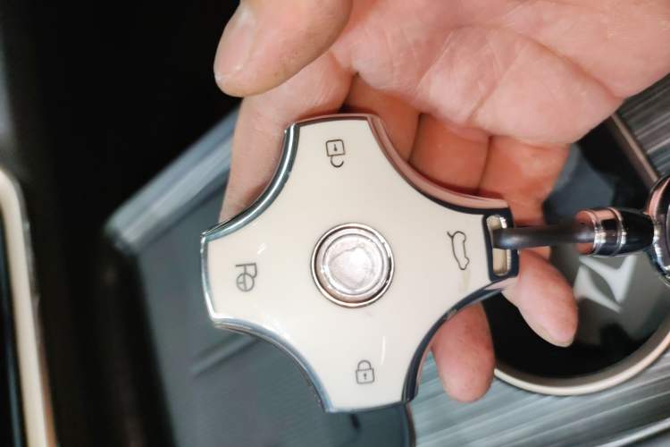 Used Dongfeng eπ eπ008 2025 210 Ultra Smart Drive Version 6 Seats Vehicle Key