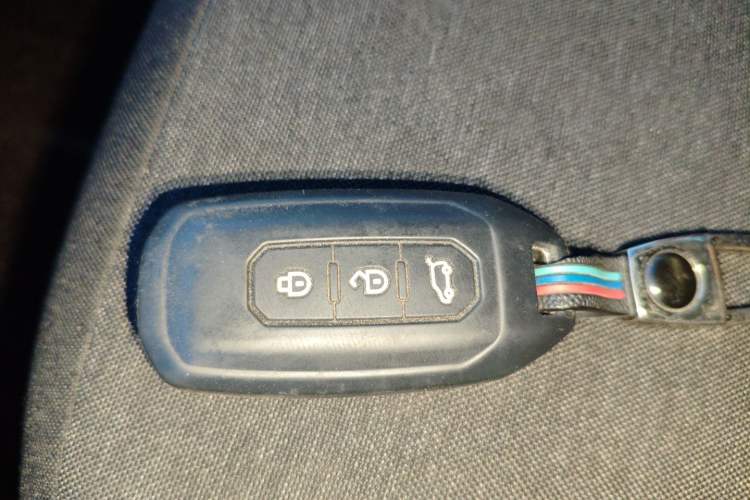 Used JMC Fushun 2023 2.0T Automatic Mid-Range High-Roof Commercial Multi-Purpose 7-Seater Passenger Vehicle Interior 1