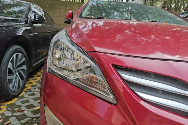 Used Hyundai Verna (older generation) 2014 1.4L Manual Smart GLS Trim Right Front Headlight