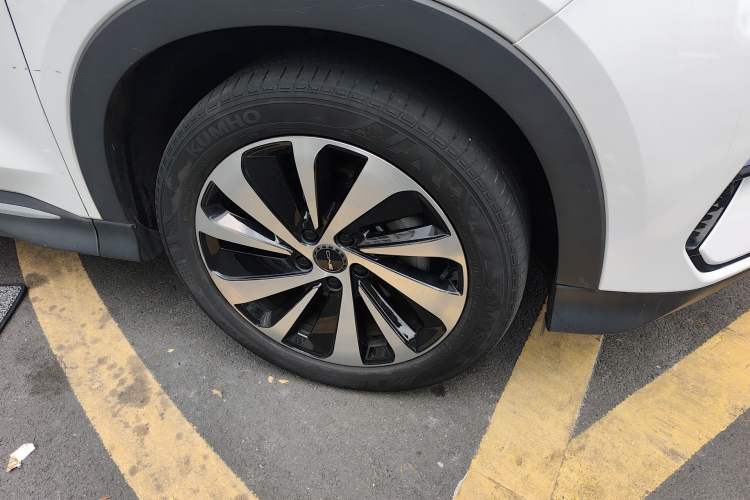 Used BYD Song PLUS New Energy 2023 Champion Edition DM-i 110KM Flagship PLUS Right Front Wheel Hub