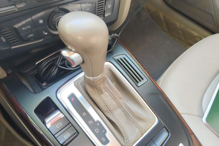 Used Audi A4L 2012 2.0 TFSI automatic Comfort trim level Gear Lever