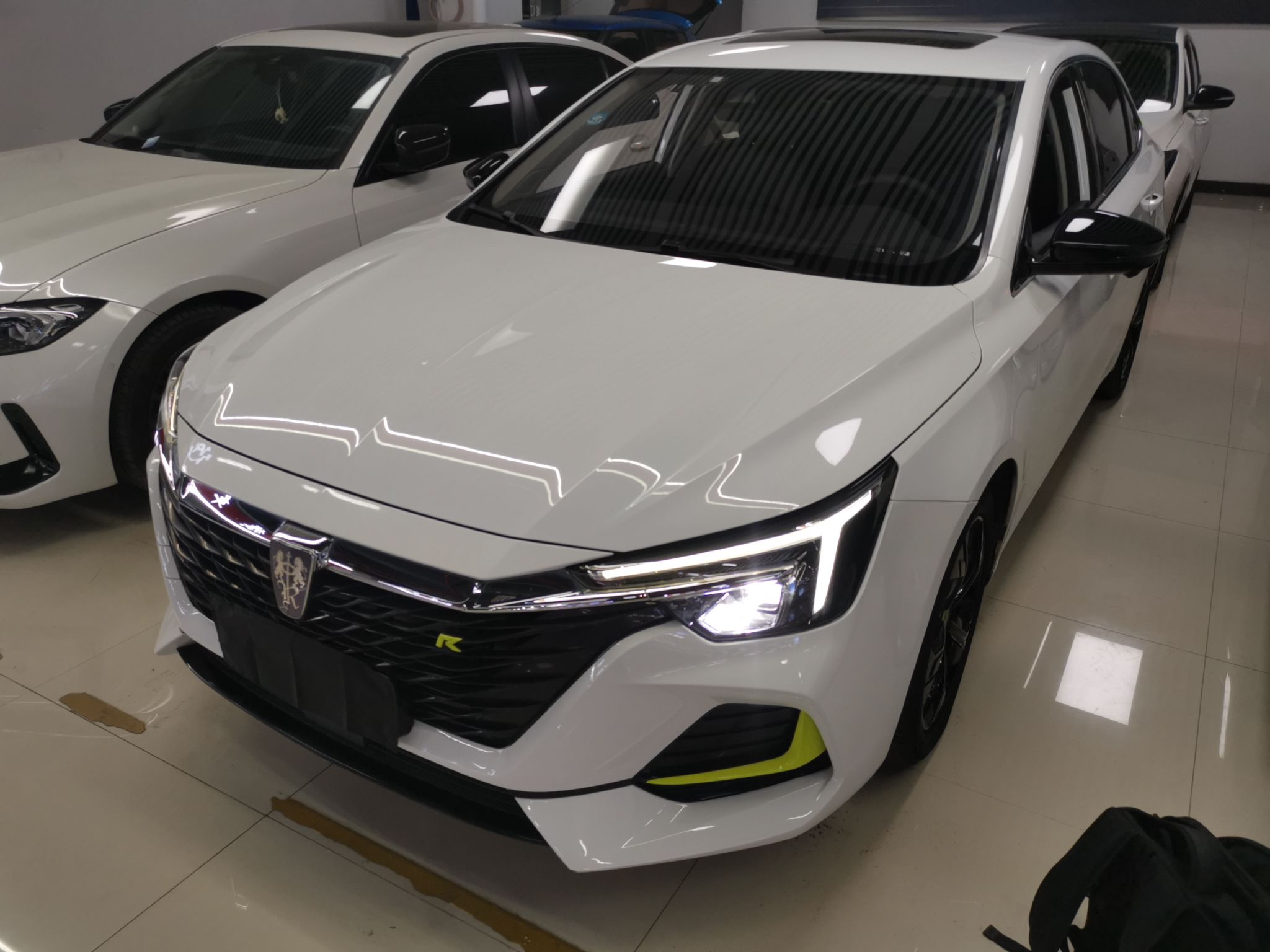 Под передней частью автомобиля