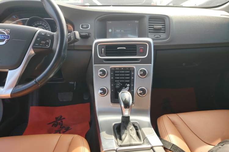 Used Volvo S60 2014 S60L 2.0T Zhiyuan Edition
