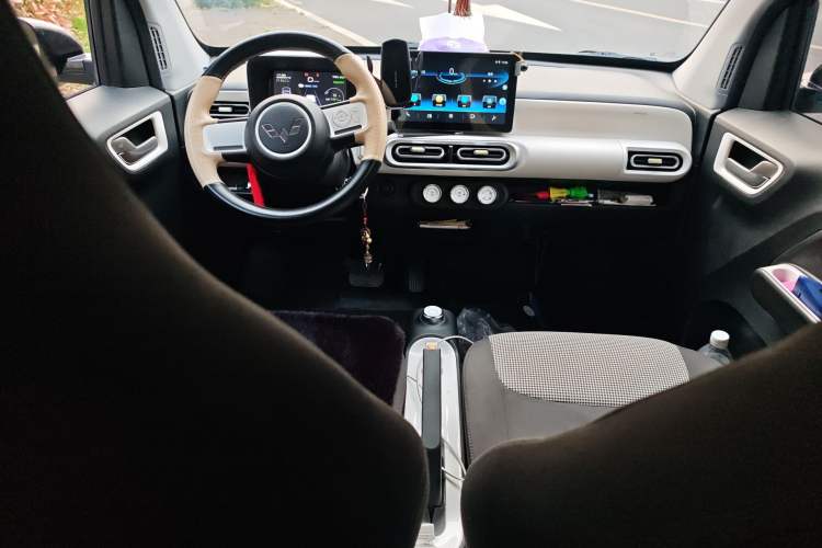 Used Wuling Hongguang MINIEV 2024 3rd Generation 215km Youth Edition Center Console