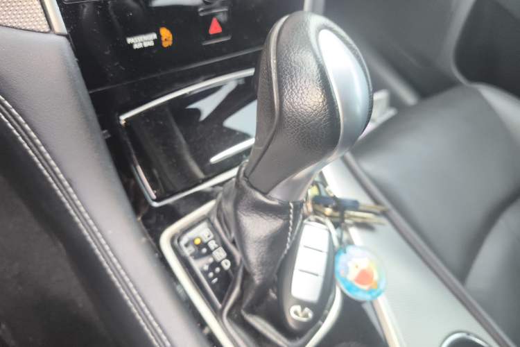 Used Infiniti Q50L 2015 2.0T Enjoyment Edition Gear Lever