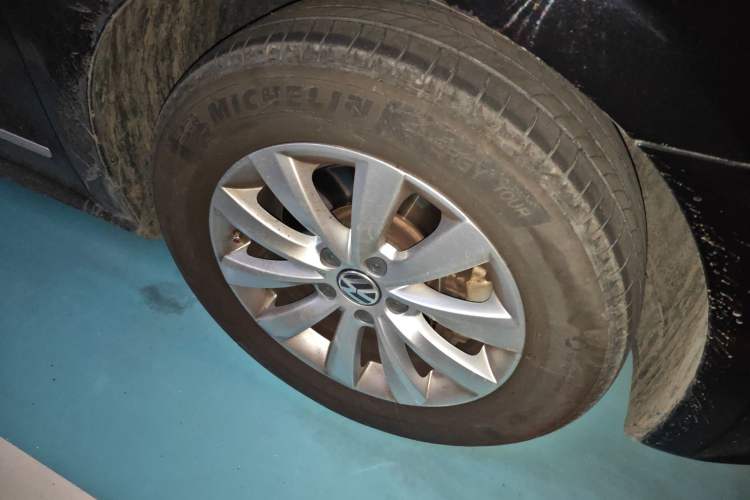 Used Volkswagen Passat 2014 1.8TSI DSG Prestige Edition Right Front Wheel Hub