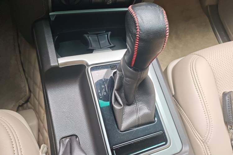Used Toyota Prado 2018 4.0L VX External Mount Genuine Leather Single Differential Middle East Specification Gear Lever