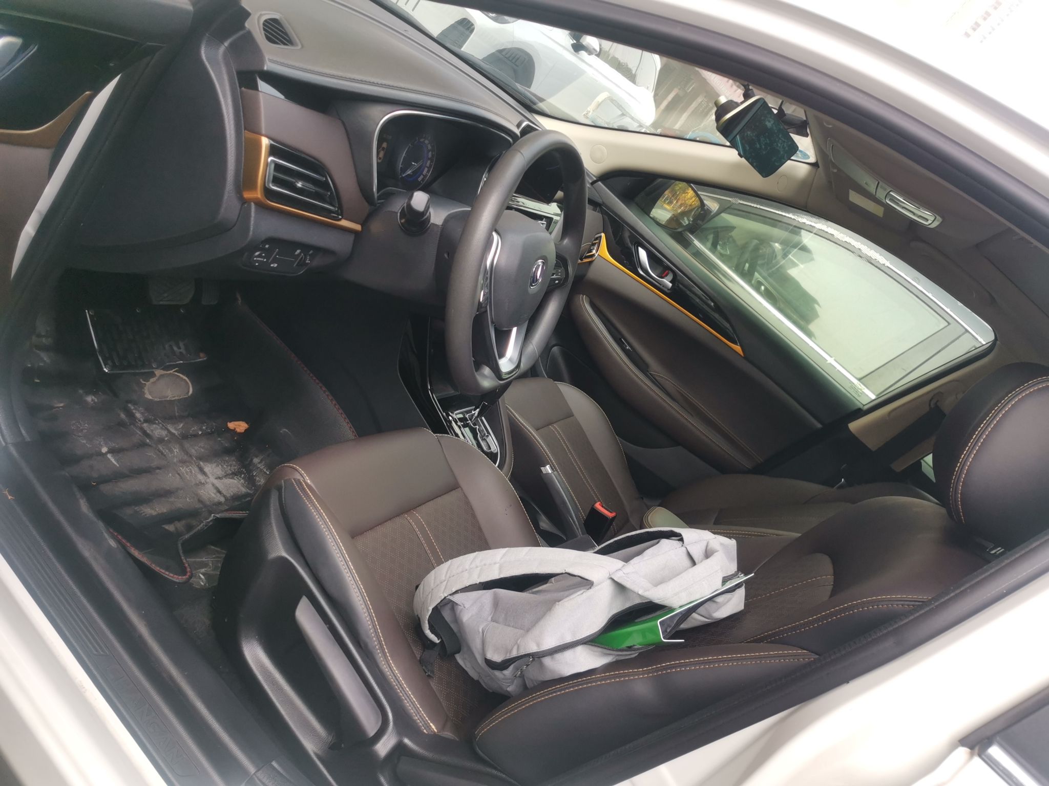 المقاعد الأمامية داخل السيارة