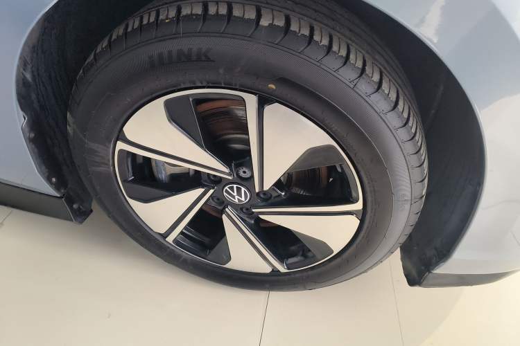 Used Volkswagen ID.7 VIZZION 2024 AIR model Right Front Wheel Hub