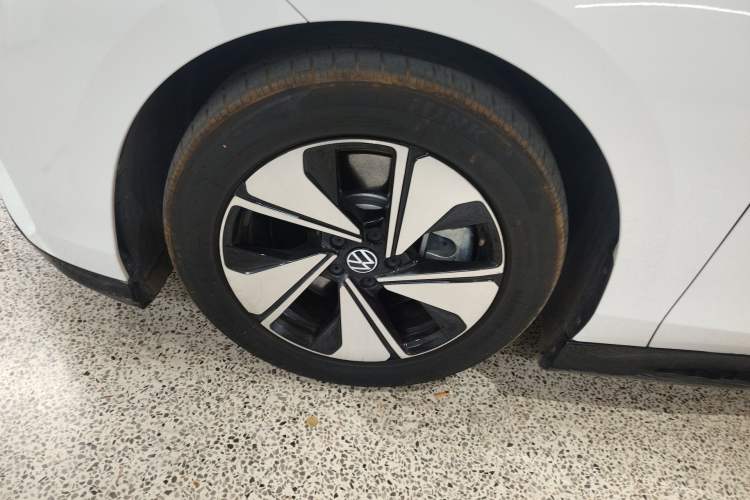 Used Volkswagen ID.7 VIZZION 2024 AIR model Left Front Wheel Hub