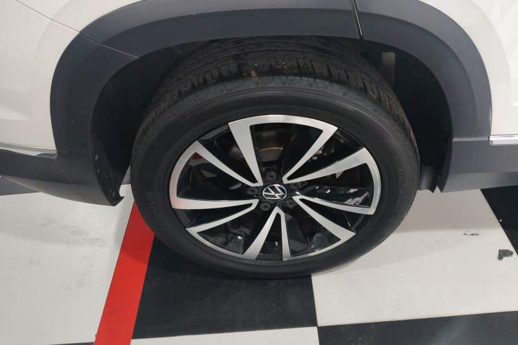 Used Volkswagen Tharu 2021 330TSI All-Wheel Drive Luxury PLUS Version Right Rear Wheel Hub