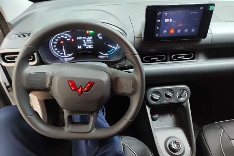 Used Wuling Hongguang New Energy 2024 All-Electric Model 300KM Standard Version Center Console