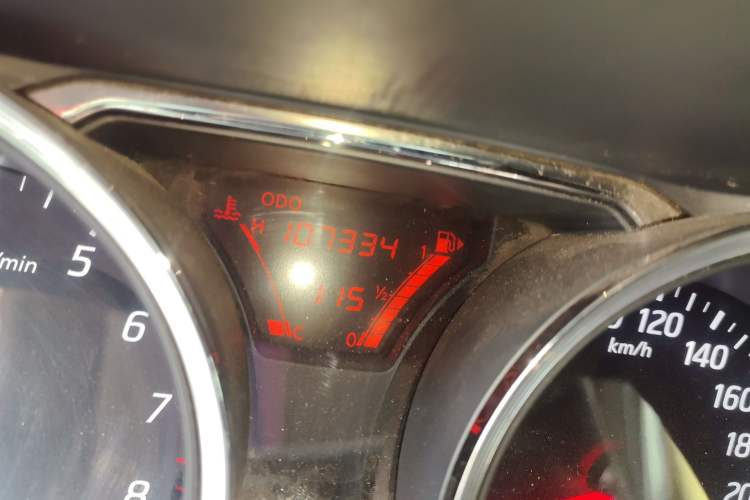 Used Nissan Livina 2015 1.6XE Manual Comfort Edition Odometer Close Up