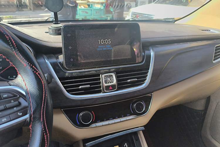 Used Baojun 730 2017 1.5T Manual Prestige Version 7 Seats Audio And AC Panel