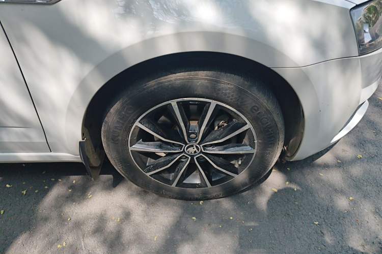 Used Skoda Octavia 2017 1.6L Automatic Smart Drive Edition Right Front Wheel Hub