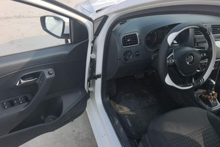 Used Volkswagen Polo 2016 1.6L Automatic Comfort Model
