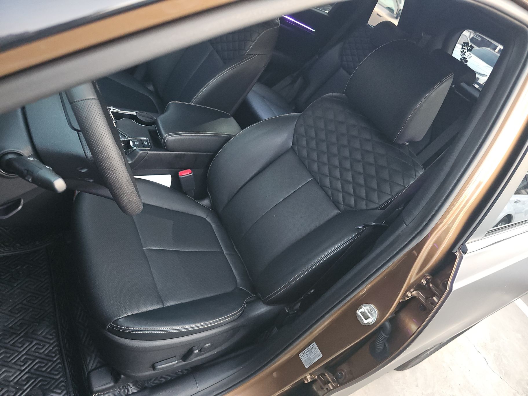 Переднее сиденье в автомобиле